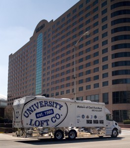 Mobile Coach in front of Hotel