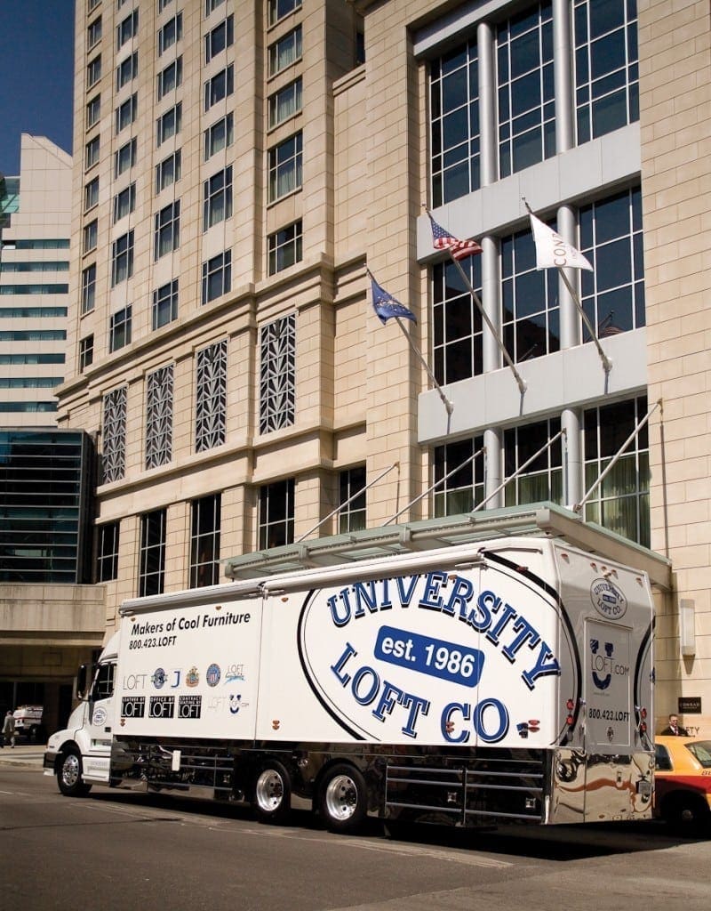 Mobile Coach in front of the Conrad